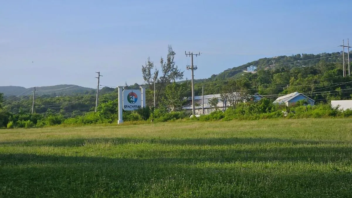 Private 2 Bedroom - Pool N Beach 205A 몬테고 베이 자메이카
