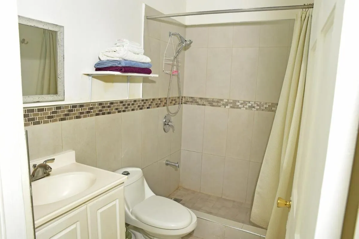 Private 2 Bedroom - Pool N Beach 205A 몬테고 베이 자메이카